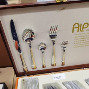 طقم أدوات مائدة أنيق ومتكامل من العلامة التجارية المميزة ALPHA ménage يتكون من 30 قطعة عالية الجودة، مصمم ليضفي لمسة من الفخامة والأناقة على مائدتك.