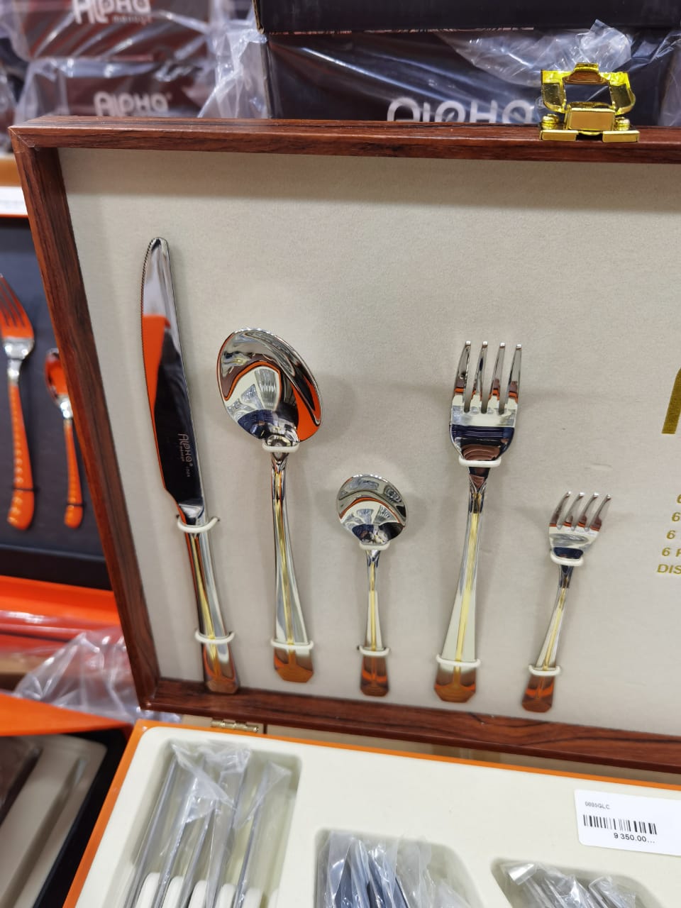 d250991f-15f5-4a3a-b1e7-abbf58534ce3 طقم أدوات مائدة أنيق ومتكامل من العلامة التجارية المميزة ALPHA ménage يتكون من 30 قطعة عالية الجودة، مصمم ليضفي لمسة من الفخامة والأناقة على مائدتك.