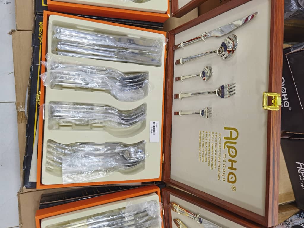 d75abd6f-6a3d-4cb4-9344-987641341ff4 طقم أدوات مائدة أنيق ومتكامل من العلامة التجارية المميزة ALPHA ménage يتكون من 30 قطعة عالية الجودة، مصمم ليضفي لمسة من الفخامة والأناقة على مائدتك.