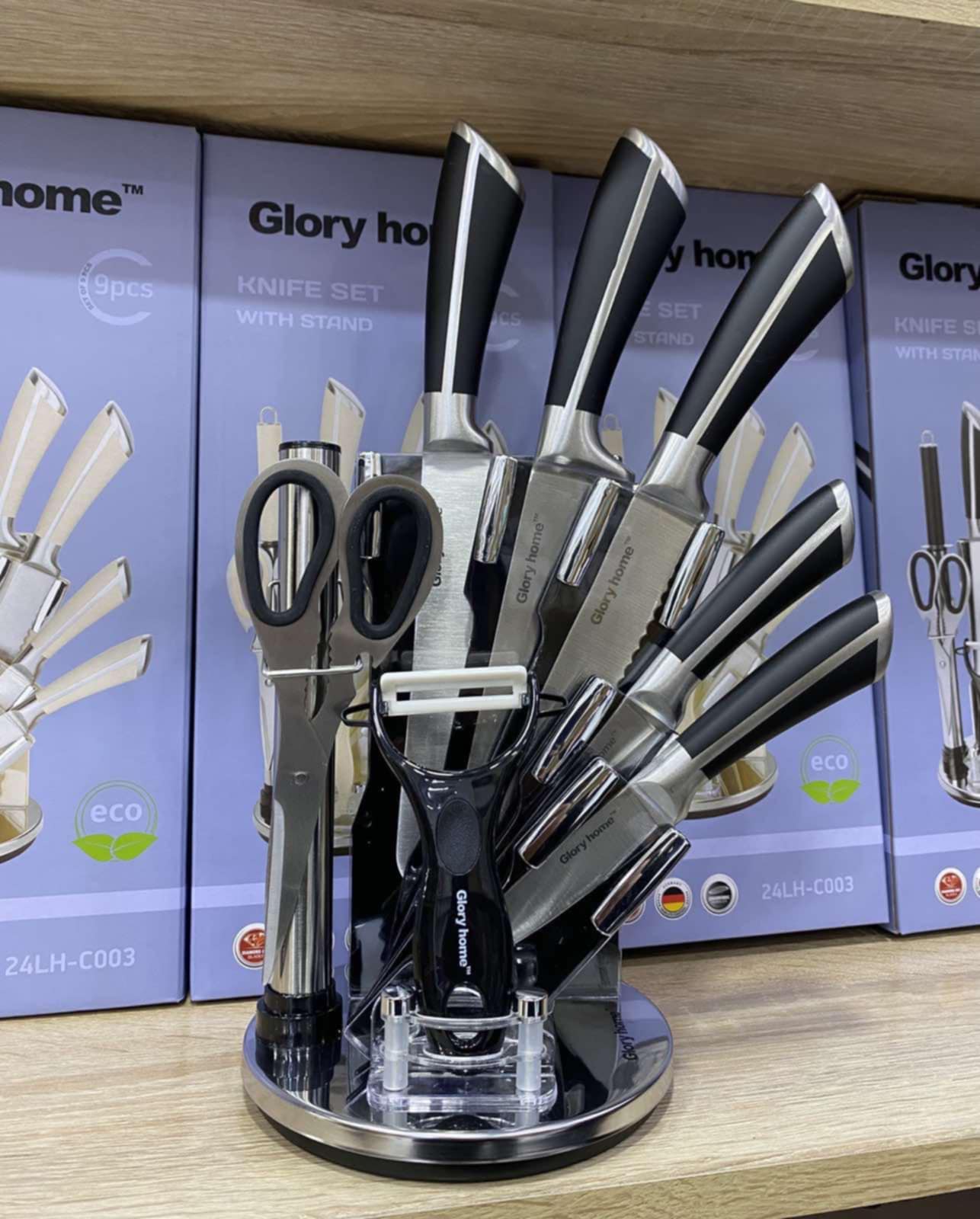 1fccd4ed-342b-4b5d-a25a-bd4f064a0c8b Découvrez le set de couteaux "Glory Home", une solution élégante et fonctionnelle pour votre cuisine. Ce lot comprend neuf pièces essentielles, parfaites pour répondre à tous vos besoins culinaires. Chaque couteau est fabriqué en acier inoxydable de haute qualité, garantissant durabilité et performance. Le set inclut des couteaux de différents types, adaptés pour trancher, couper et éplucher, ainsi que des ciseaux de cuisine pour une polyvalence accrue. Présenté dans un porte-couteaux élégant, ce set apporte une touche moderne à votre espace de travail. Caractéristiques : Matériaux : Acier inoxydable Nombre de pièces : 9 Design élégant et moderne Facile à nettoyer et à entretenir