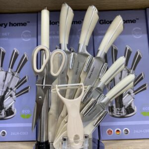 Découvrez le set de couteaux "Glory Home", une solution élégante et fonctionnelle pour votre cuisine. Ce lot comprend neuf pièces essentielles, parfaites pour répondre à tous vos besoins culinaires. Chaque couteau est fabriqué en acier inoxydable de haute qualité, garantissant durabilité et performance. Le set inclut des couteaux de différents types, adaptés pour trancher, couper et éplucher, ainsi que des ciseaux de cuisine pour une polyvalence accrue. Présenté dans un porte-couteaux élégant, ce set apporte une touche moderne à votre espace de travail. Caractéristiques : Matériaux : Acier inoxydable Nombre de pièces : 9 Design élégant et moderne Facile à nettoyer et à entretenir
